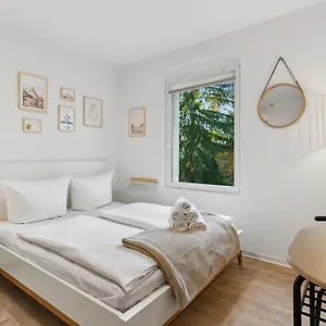  Apartment Vorstadtoase Fuer 2 - Netflix, Parkplatz, Naehe Ber, Queensize-bett Deutschland